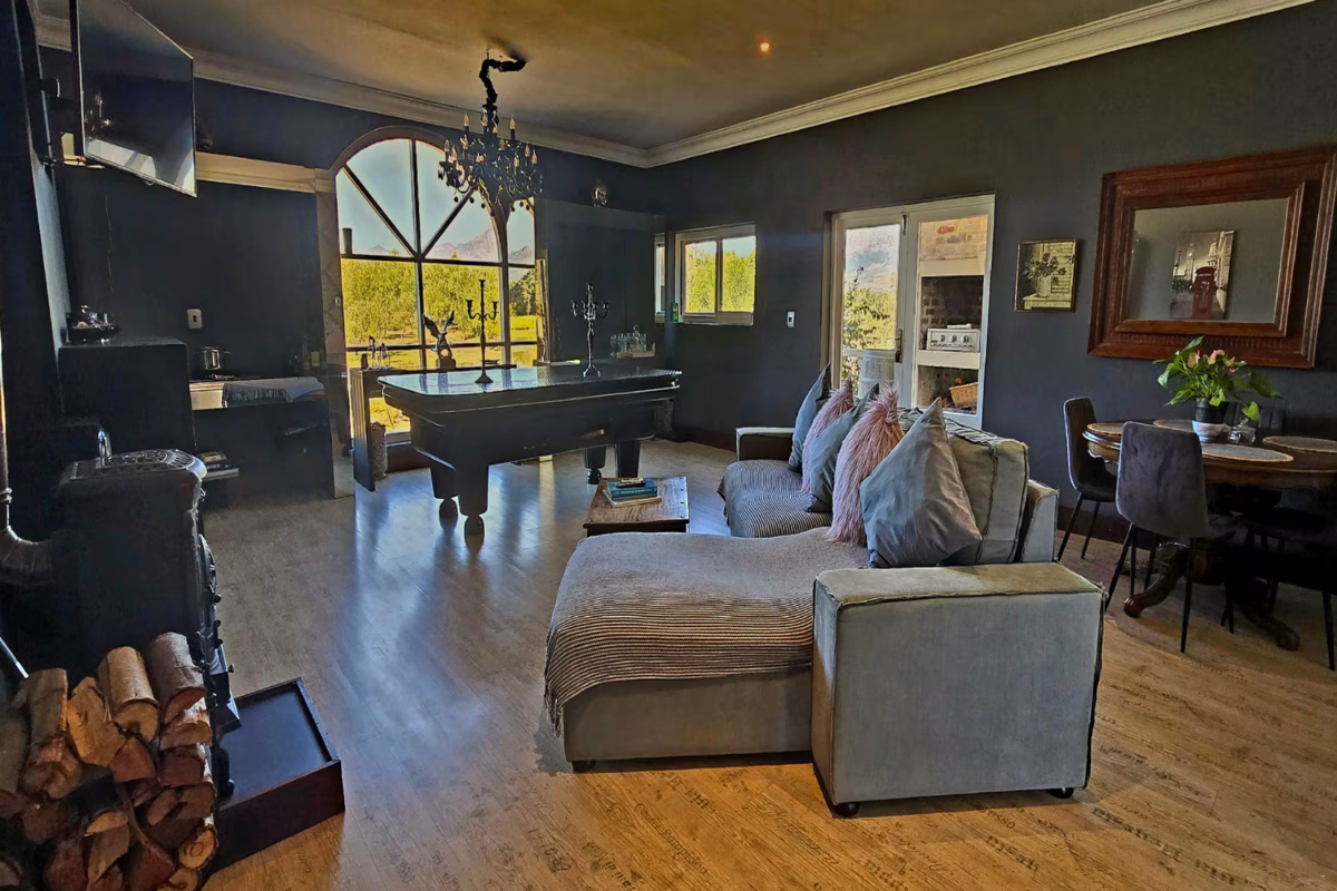 Sandmartins Luxury Villa image no 38 of 55
