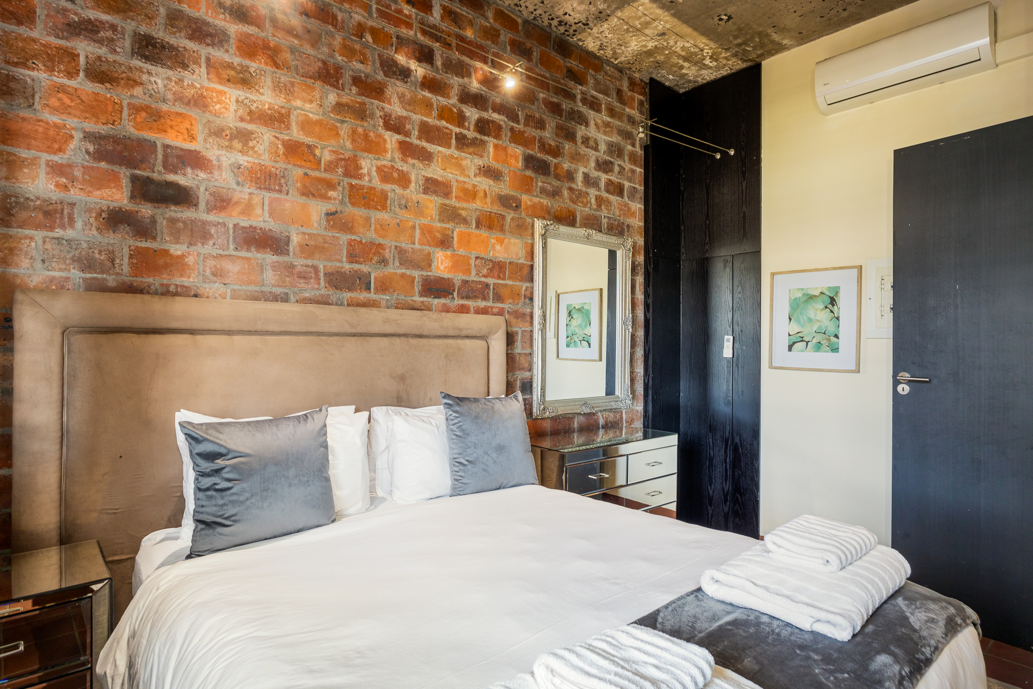 Stylish Temple House Loft by CTHA image no 11 of 17