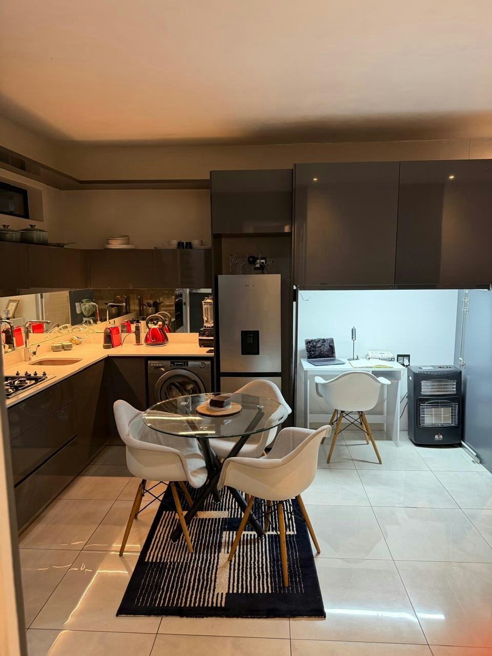 Luxurious Modern Apartment Near Rosebank & Sandton image no 7 of 16