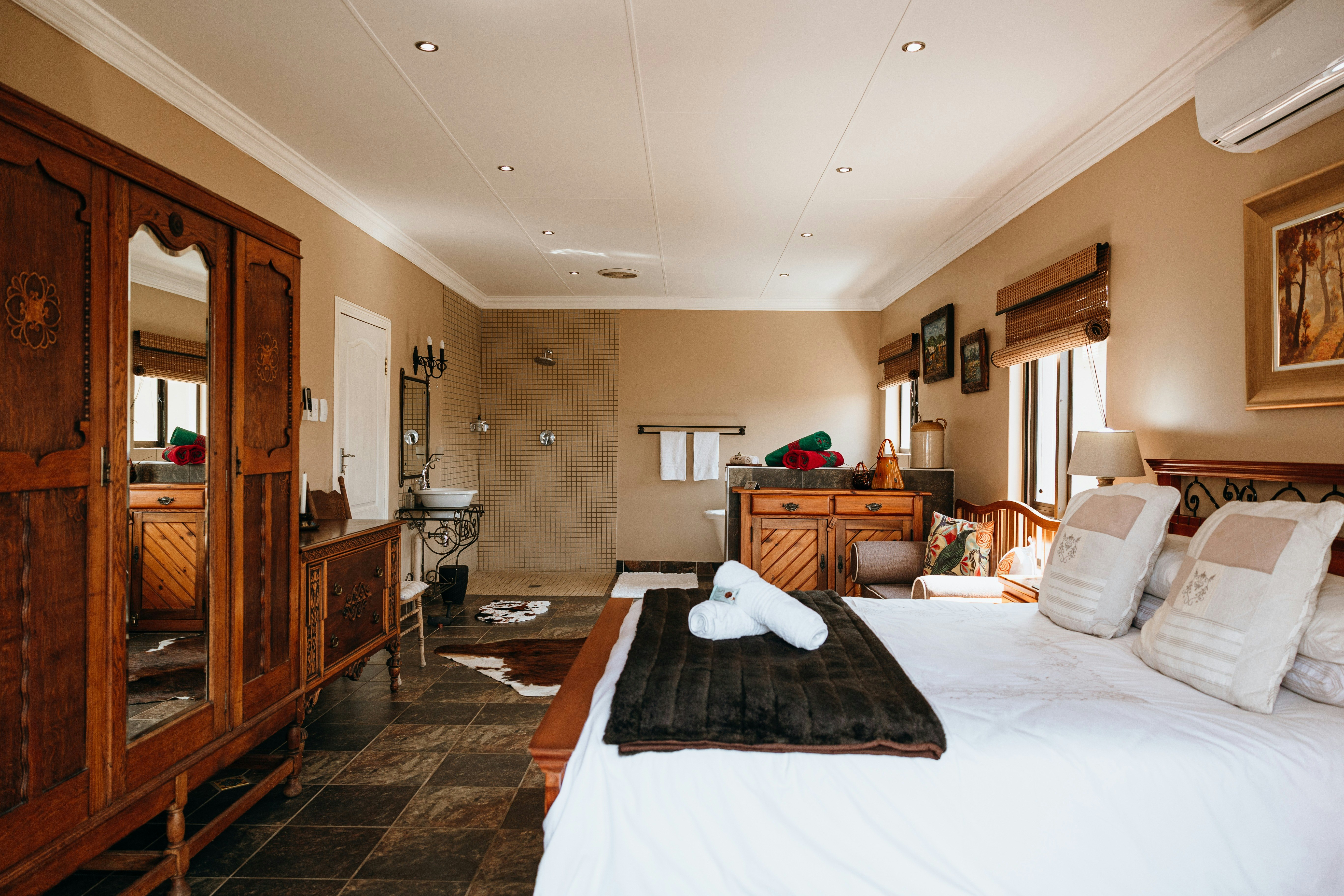 Tranquility Ukuthula Self Catering Game Farm House with Hot Tub image no 57 of 118