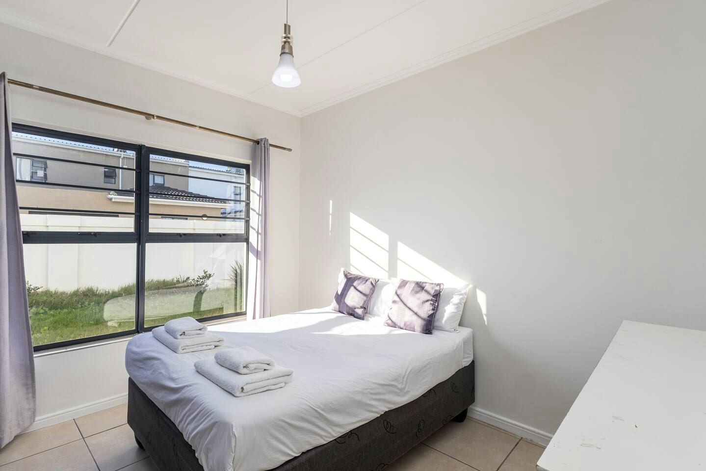 Modern 3-bed Garden |  Pool & Gym image no 15 of 40
