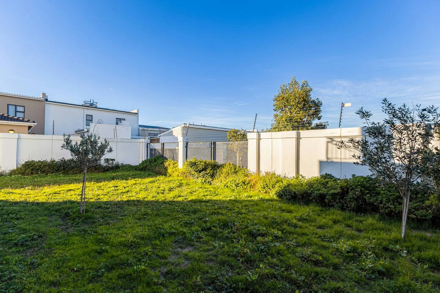 Modern 3-bed Garden |  Pool & Gym image no 24 of 40