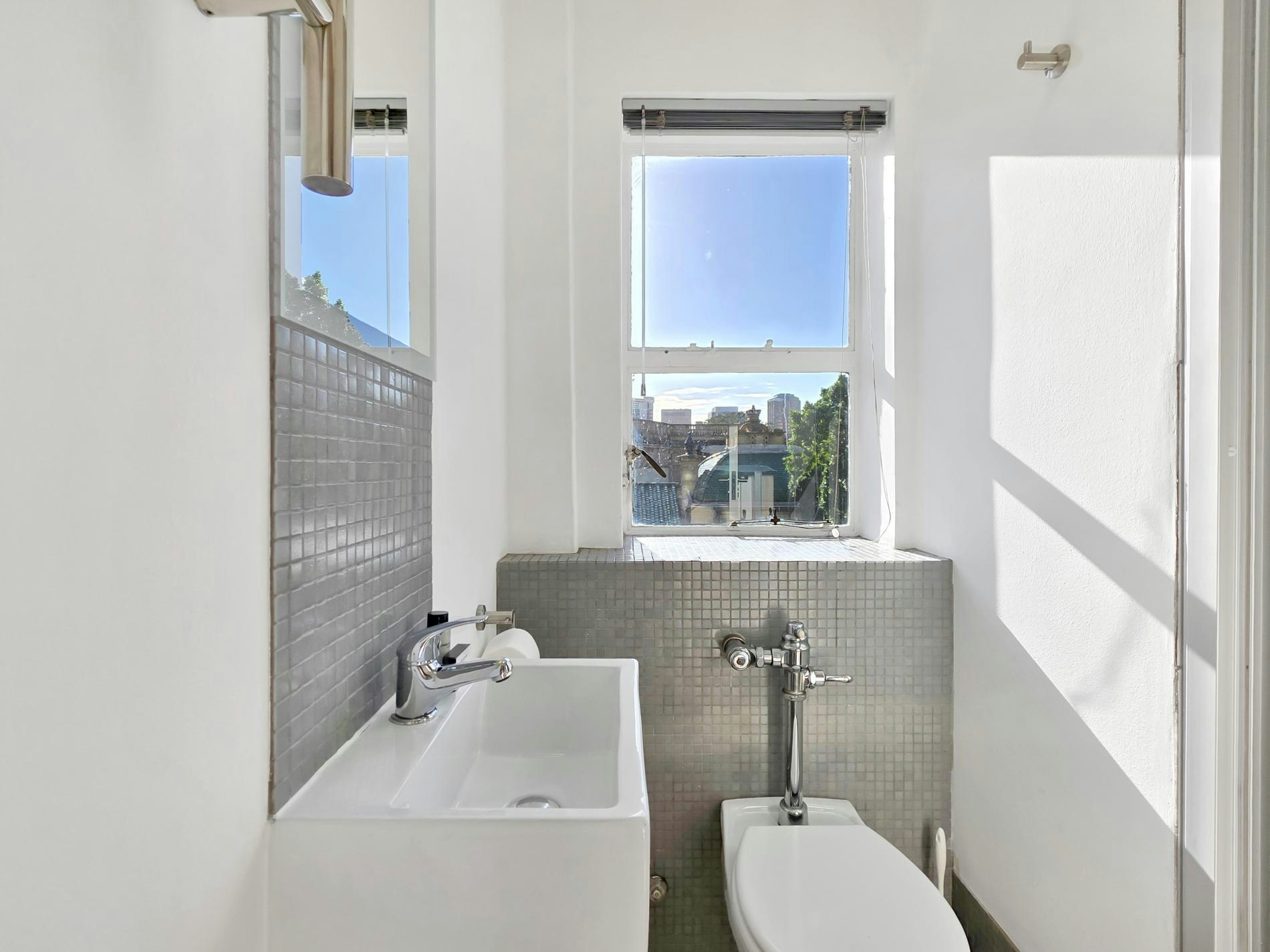 St Martini Gardens Balcony Apartment image no 28 of 41
