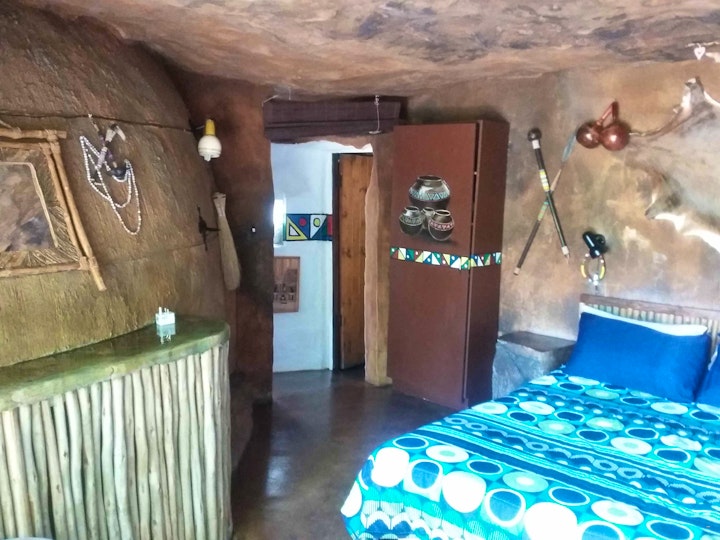 Champagne Castle Accommodation at Inkunzi Cave, Zulu Hut and Diddly Squat | Viya