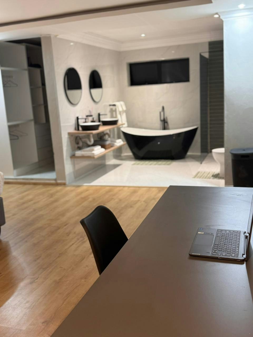 Midlands Luxury Villa image no 8 of 16