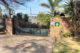 West Rand Accommodation at The Maple Tree | Viya