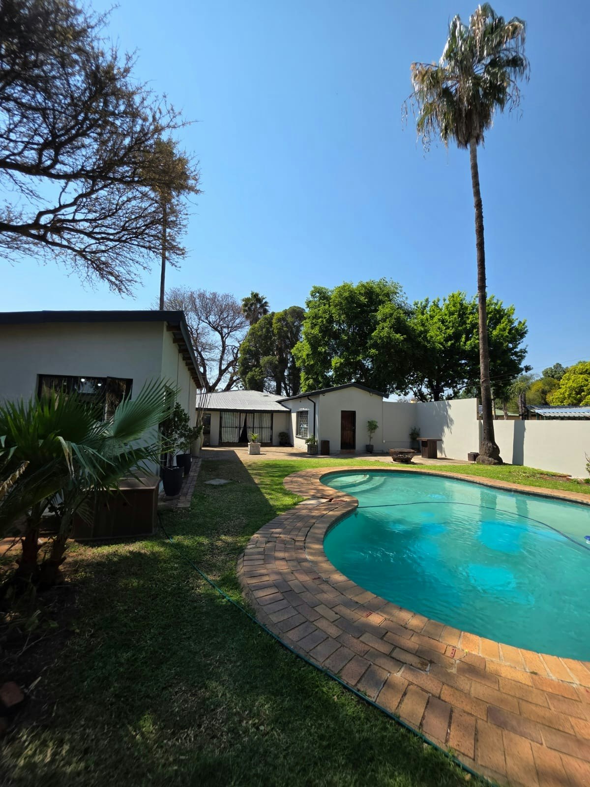 Poolside Cottage image no 15 of 16