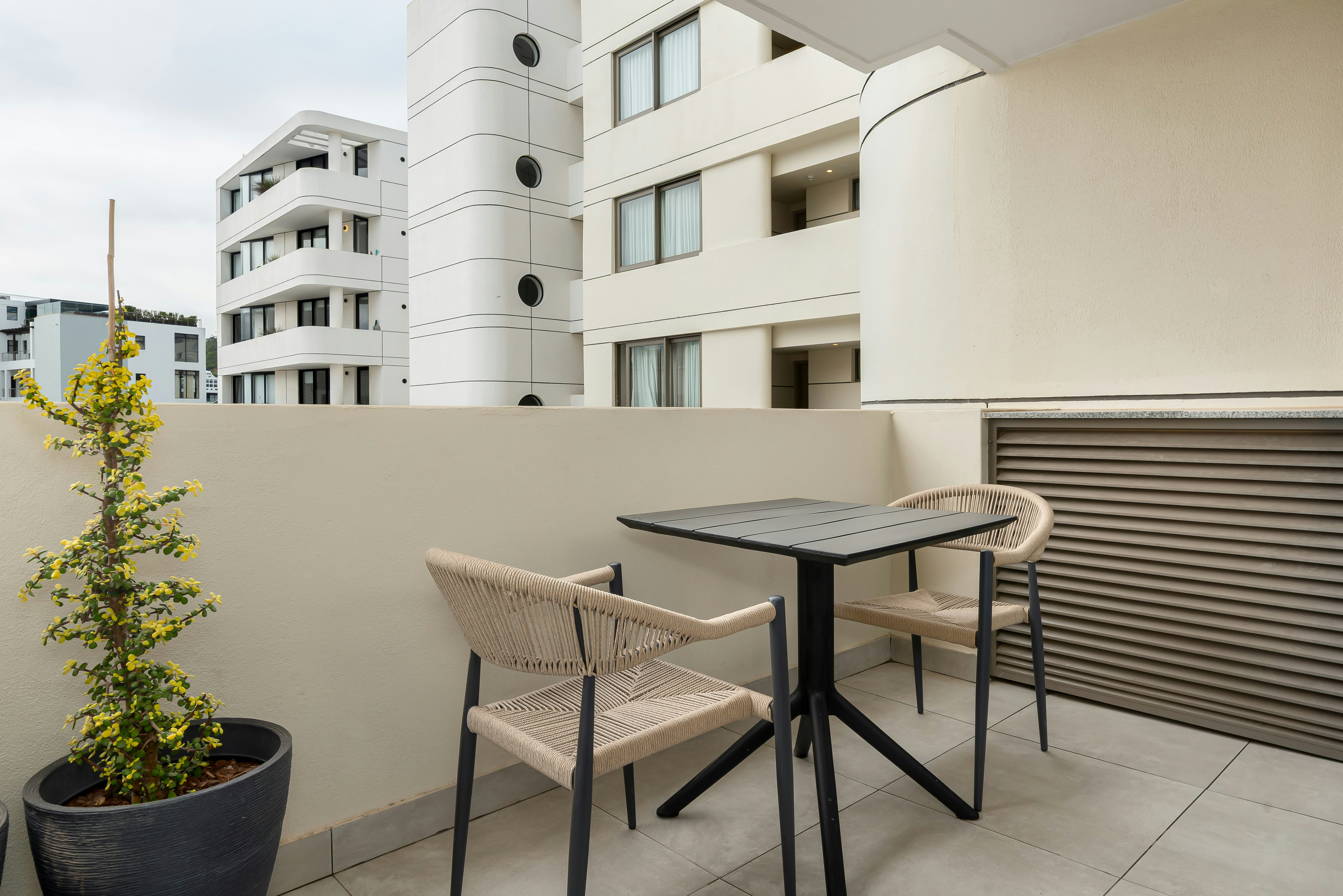 Dolce Vita Stylish Sea Point Retreat image no 13 of 15