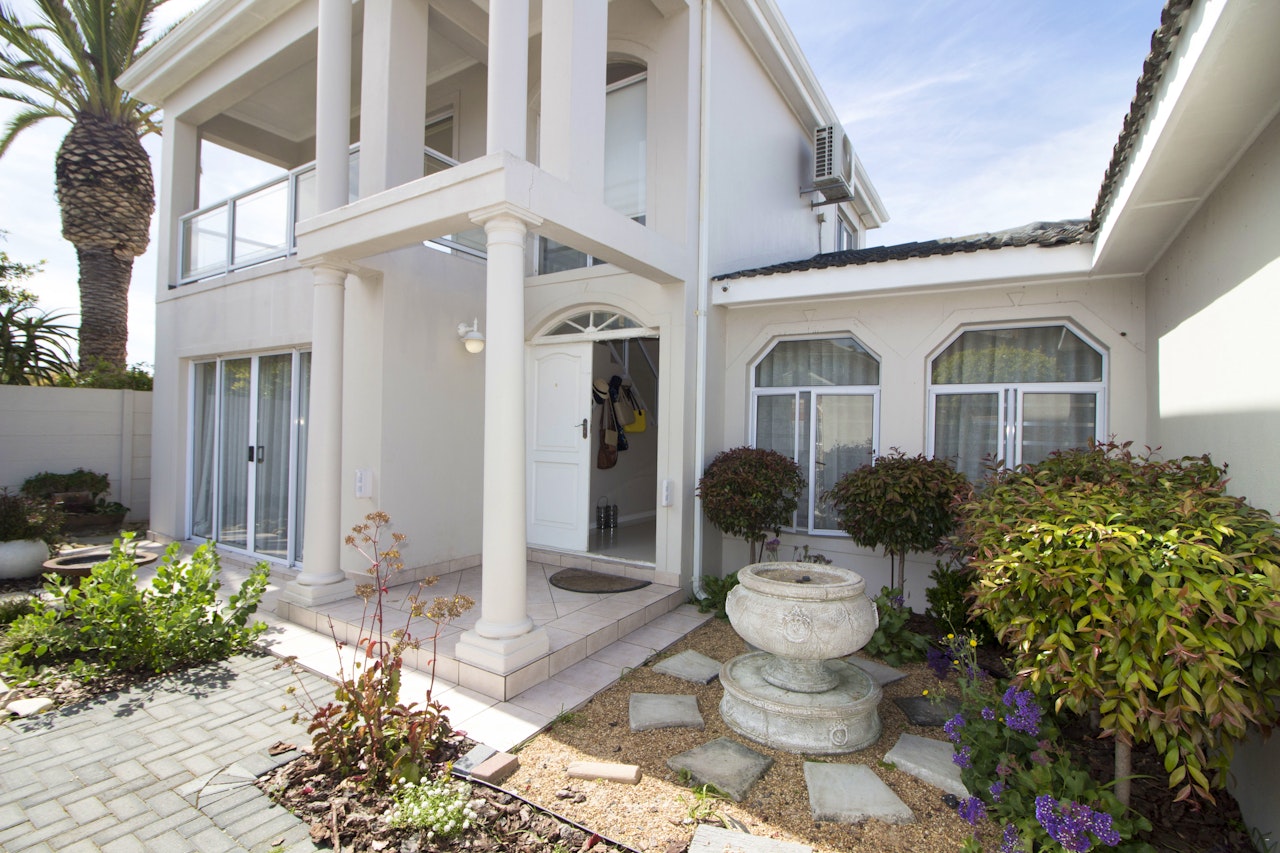 Bloubergstrand Accommodation at  | Viya