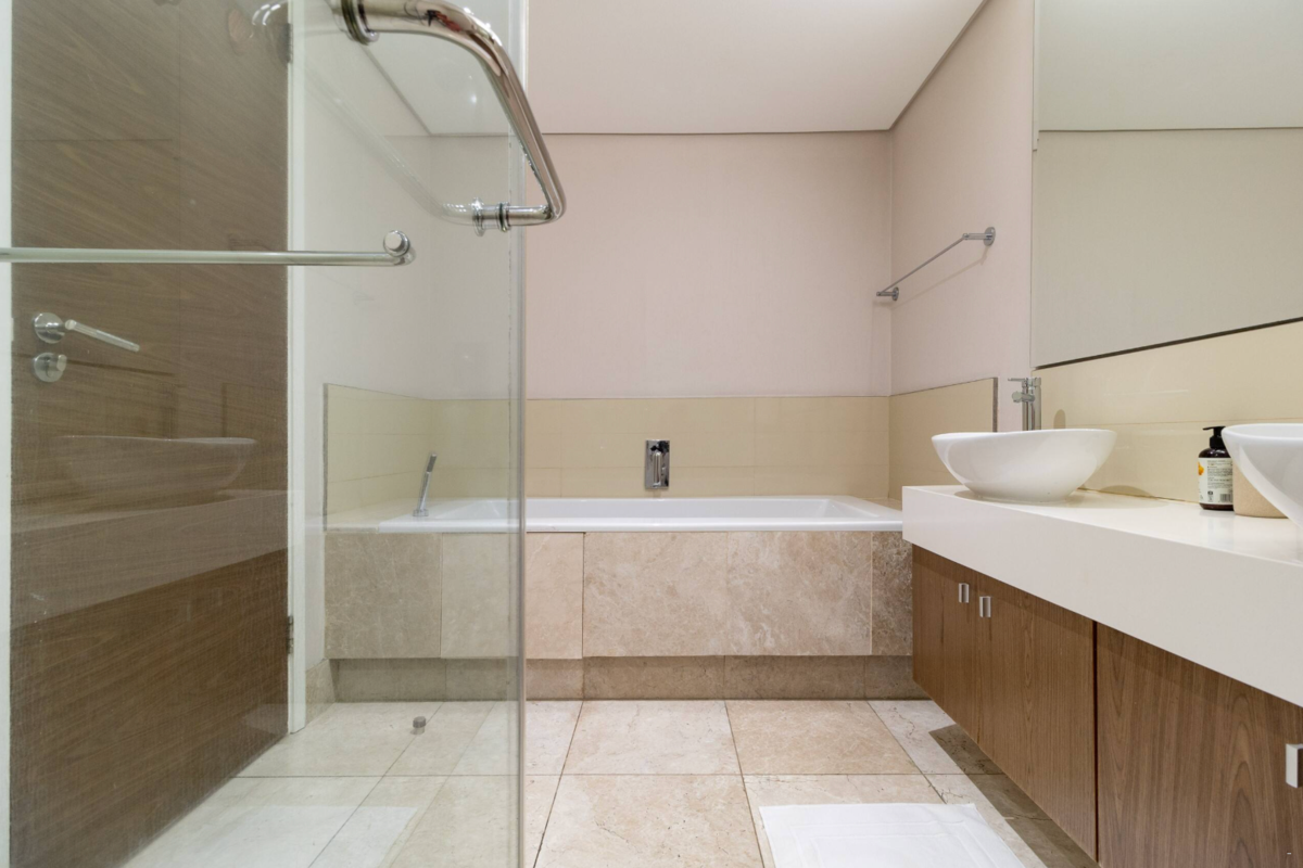 Canal Quays 2 Bed Apartment image no 6 of 20