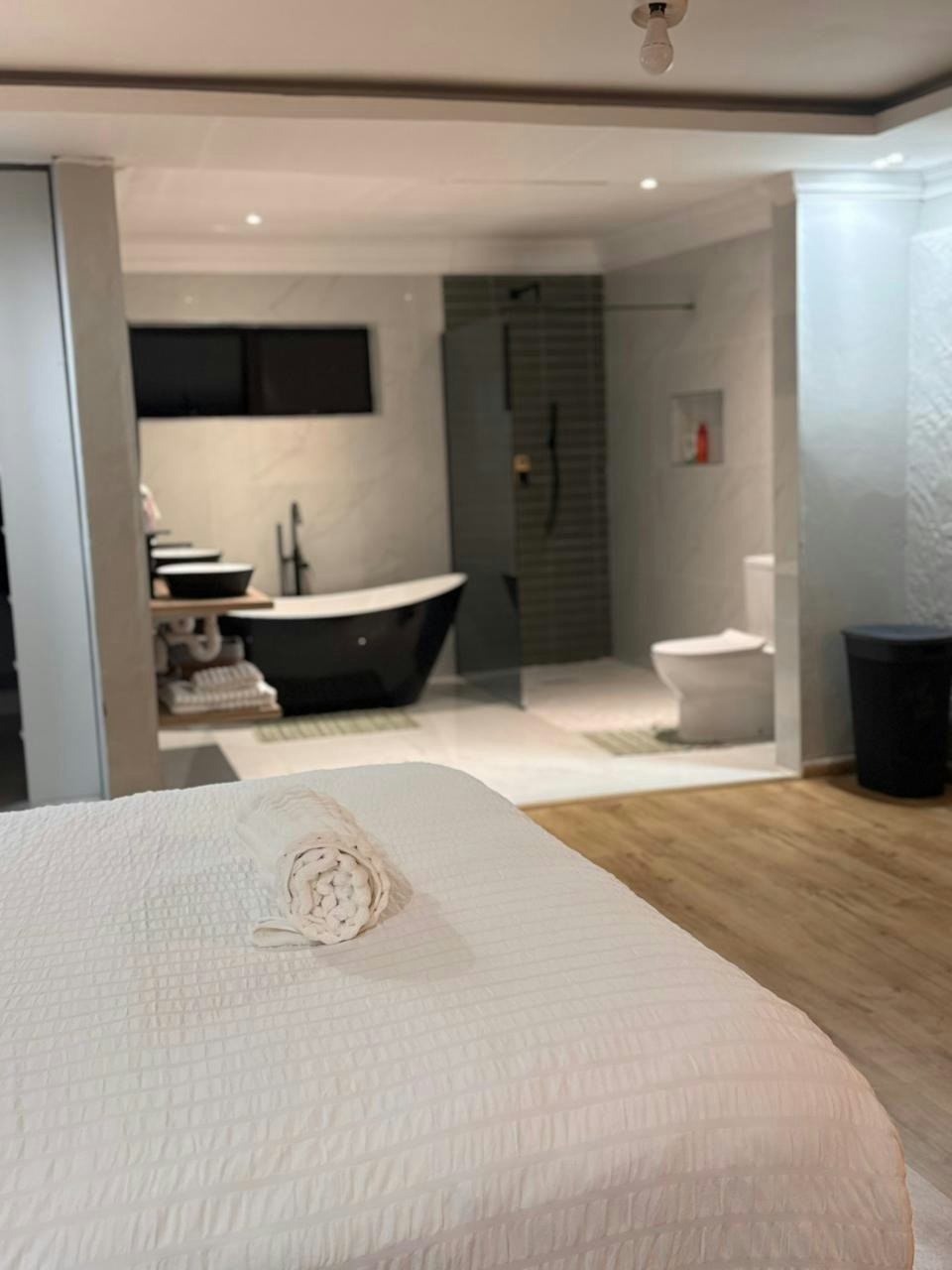 Midlands Luxury Villa image no 6 of 16