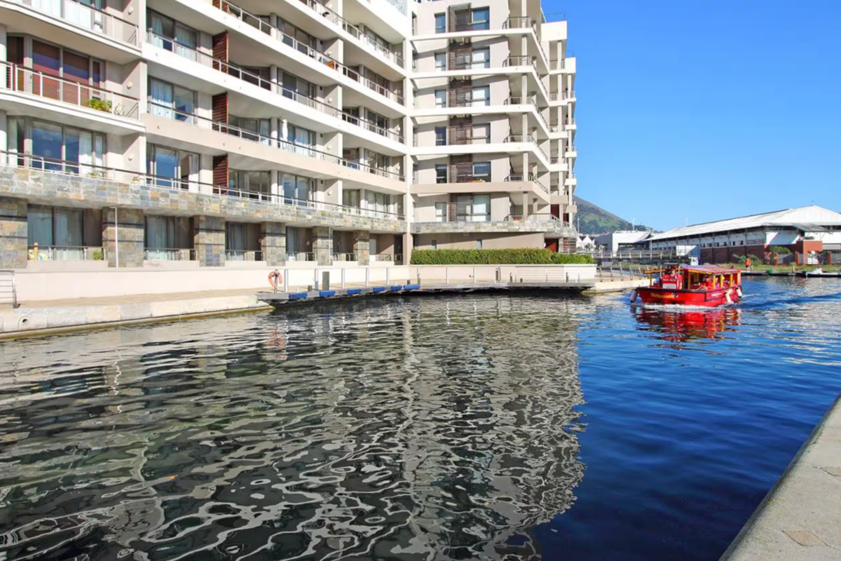 Canal Quays 2 Bed Apartment image no 3 of 20