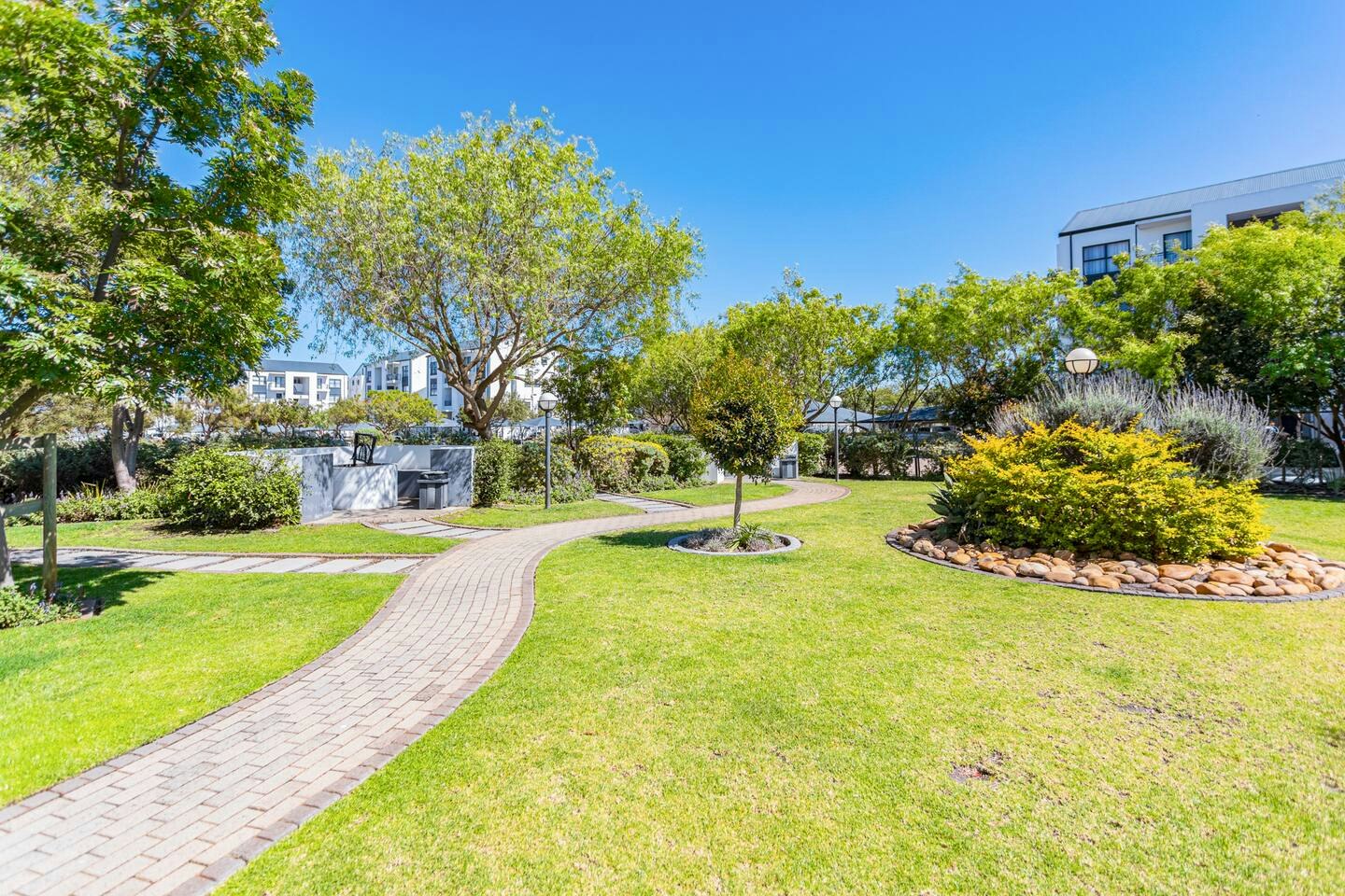 Modern 3-bed Garden |  Pool & Gym image no 29 of 40