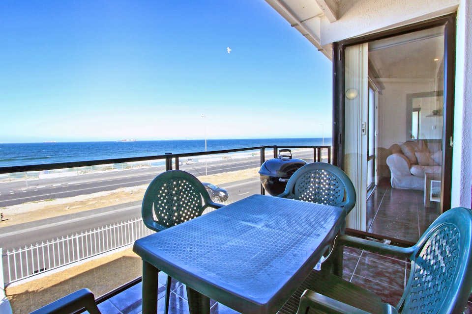 Bloubergstrand Accommodation at  | Viya