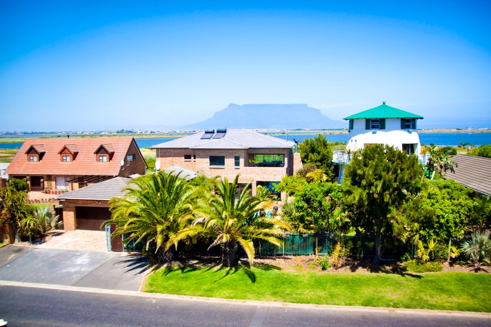 Bloubergstrand Accommodation at  | Viya