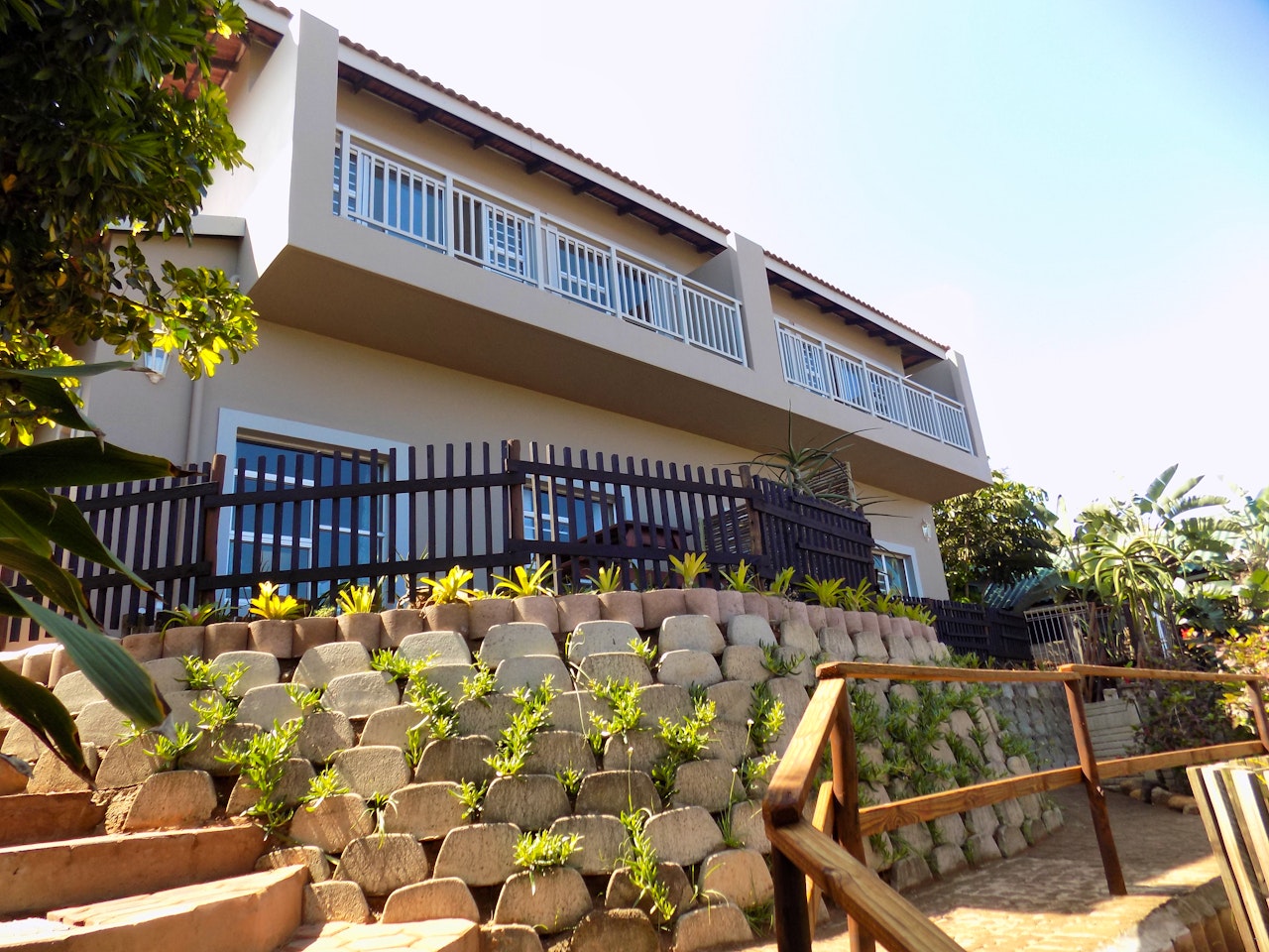 Ansteys Beach Accommodation at  | Viya