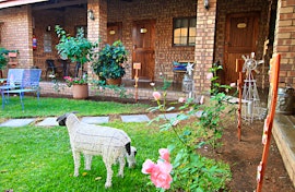 Karoo Accommodation at Bietjie Moeg Self-catering | Viya