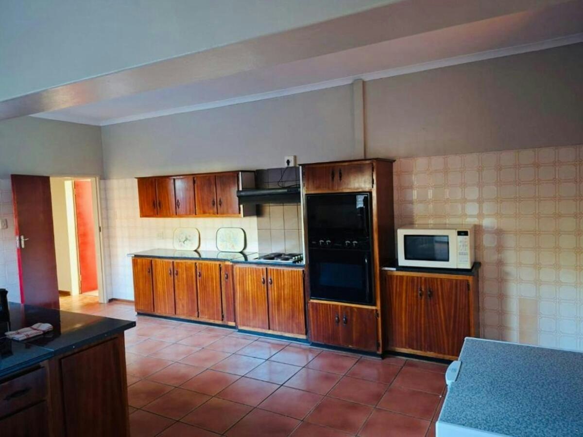 Oolele GuestHouse Newcastle image no 4 of 9
