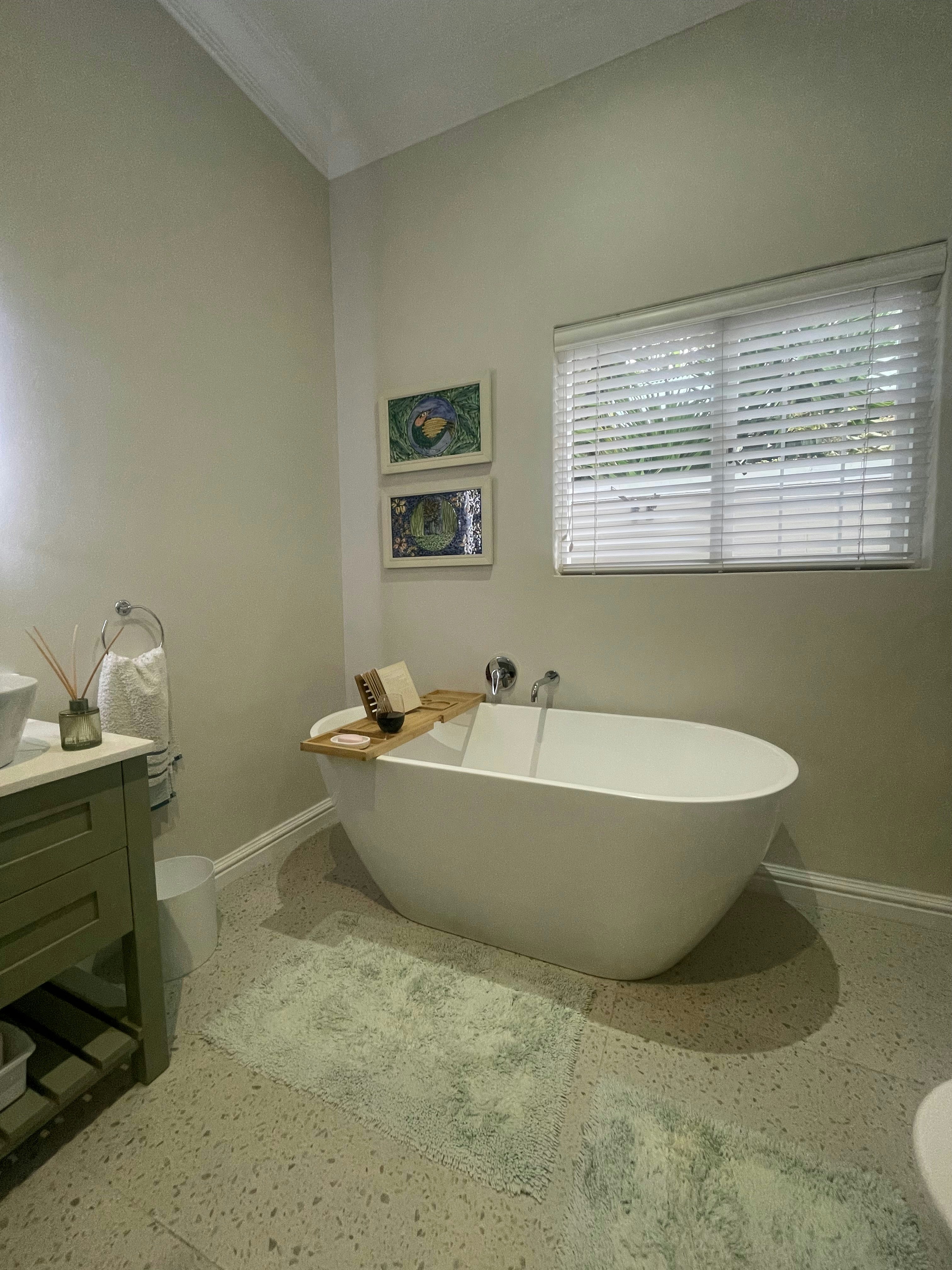 Elegant Garden Cottage in Upper Claremont image no 8 of 17