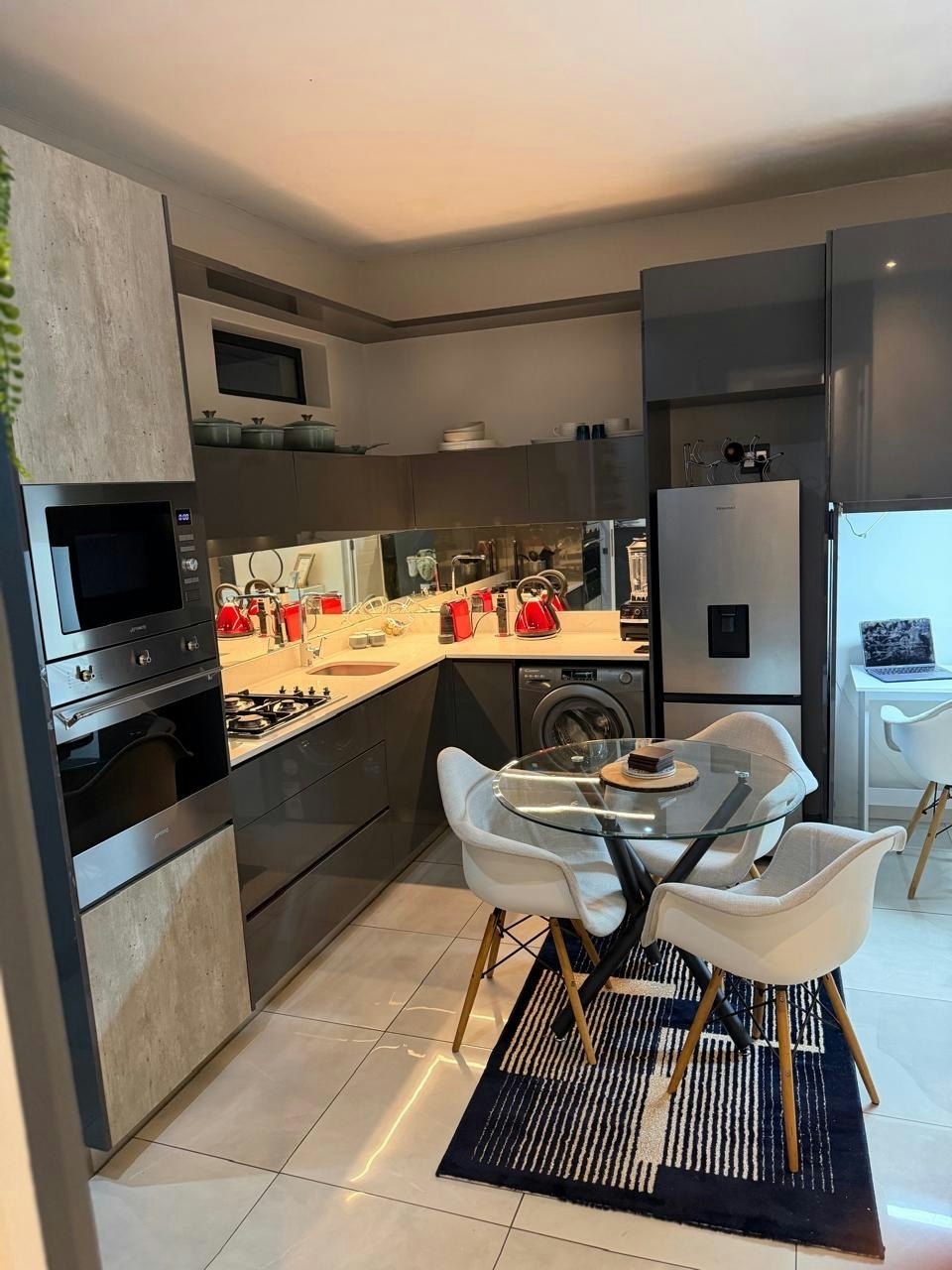 Luxurious Modern Apartment Near Rosebank & Sandton image no 6 of 16