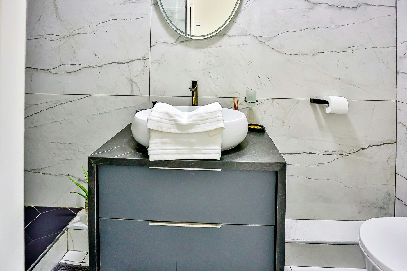 Stylish Sibaya Apartment | Pool & Inverter image no 25 of 31