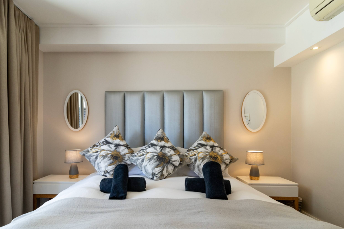 Canal Quays 2 Bed Apartment image no 5 of 20