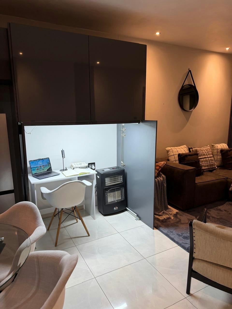Luxurious Modern Apartment Near Rosebank & Sandton image no 10 of 16