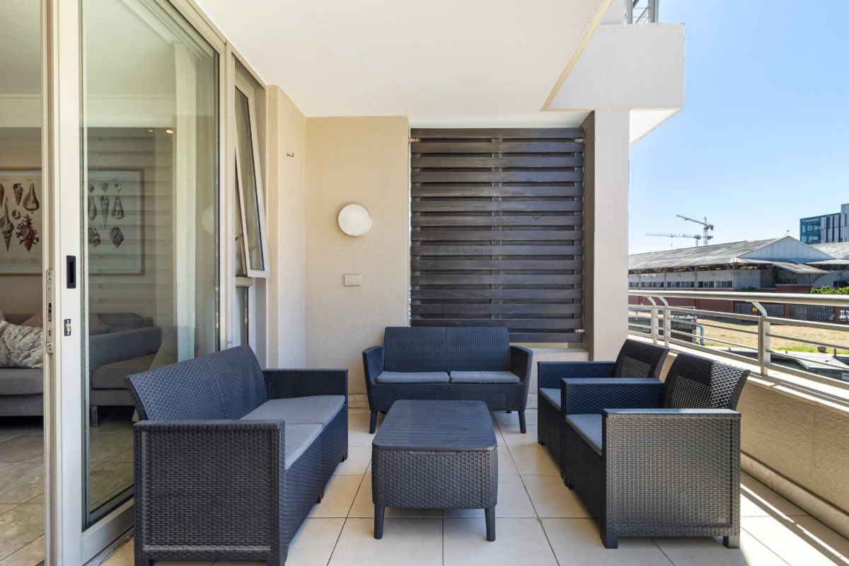 Canal Quays 2 Bed Apartment image no 18 of 20
