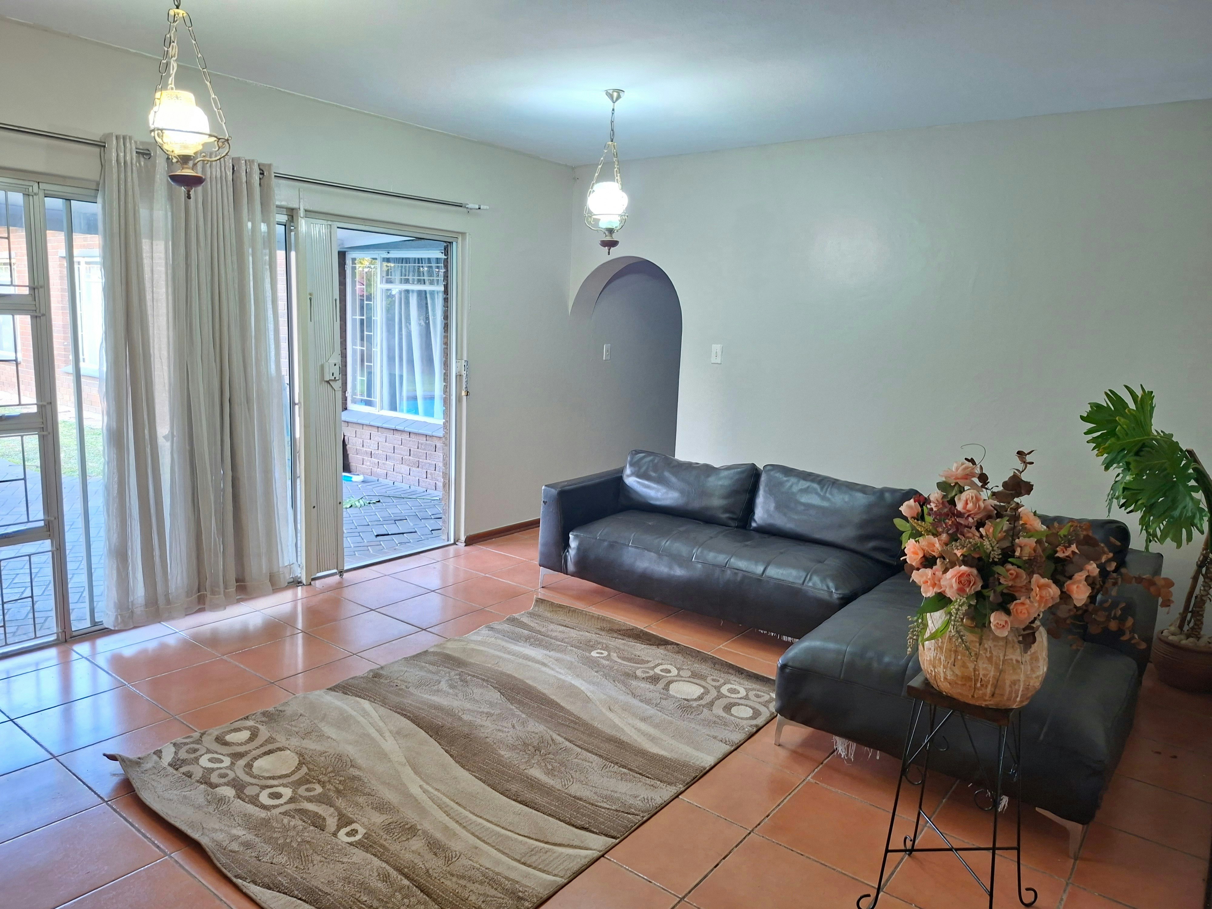 Oolele GuestHouse Newcastle image no 2 of 9