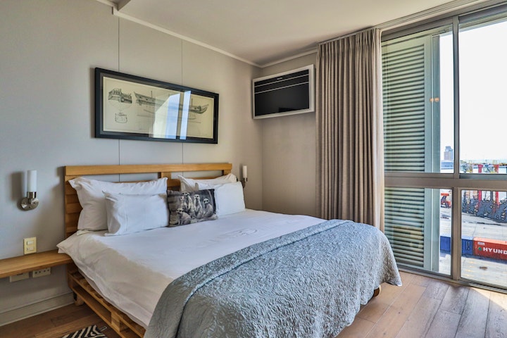 Cape Town Accommodation at Harbour Bridge 417 | Viya