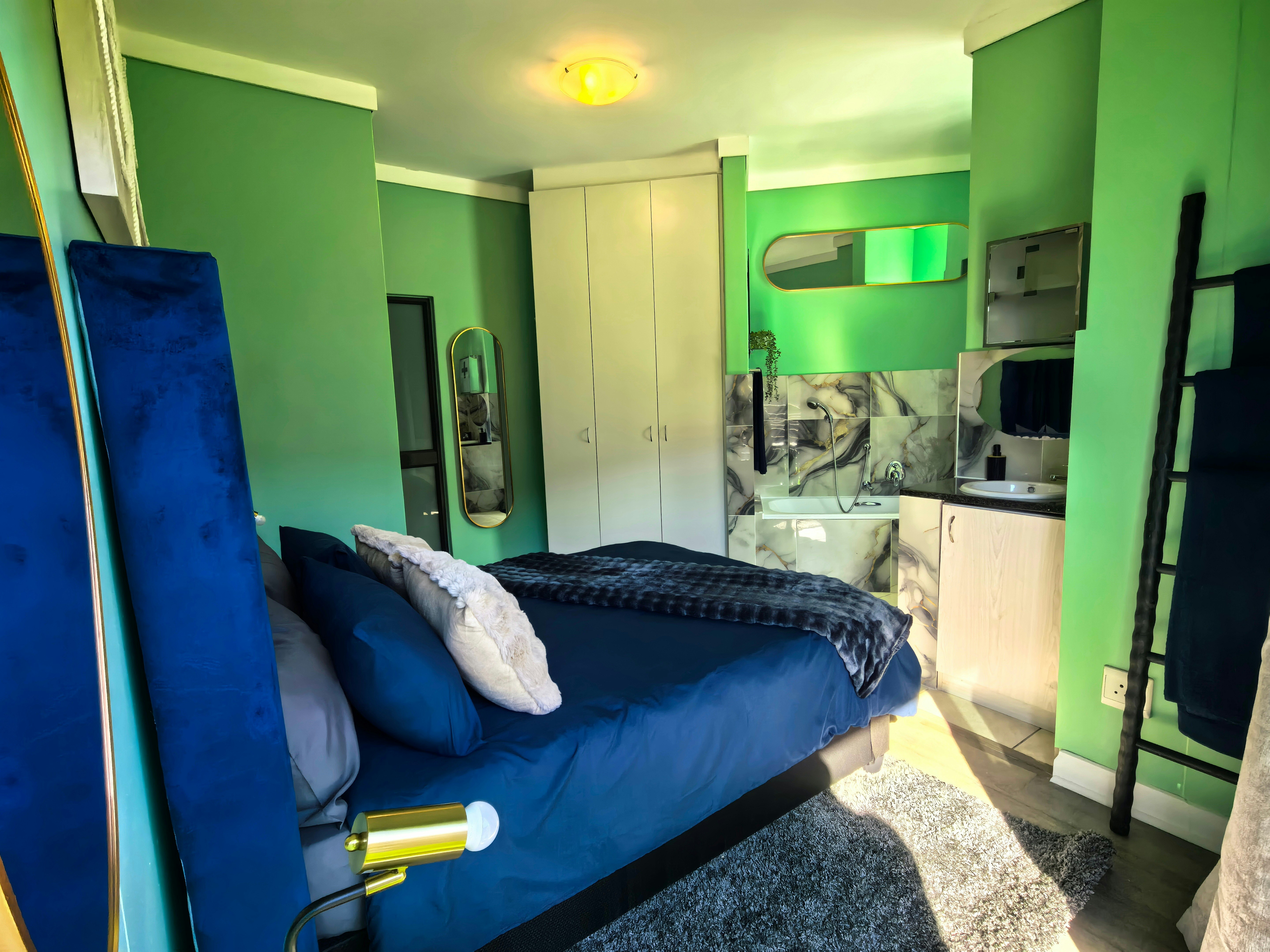 Stunning Lake View Apartment image no 16 of 27