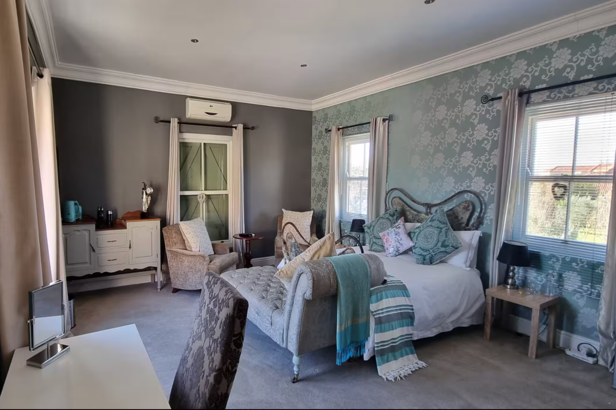 Sandmartins Luxury Villa image no 12 of 55