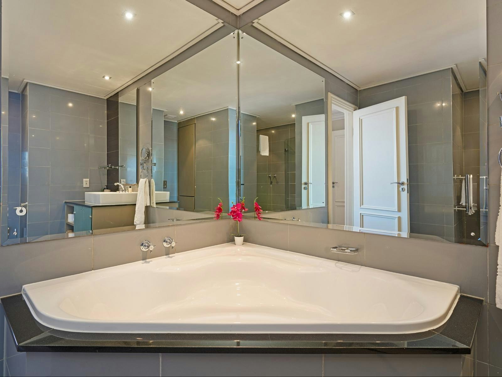 Cape Royale Apartment 802 image no 15 of 21