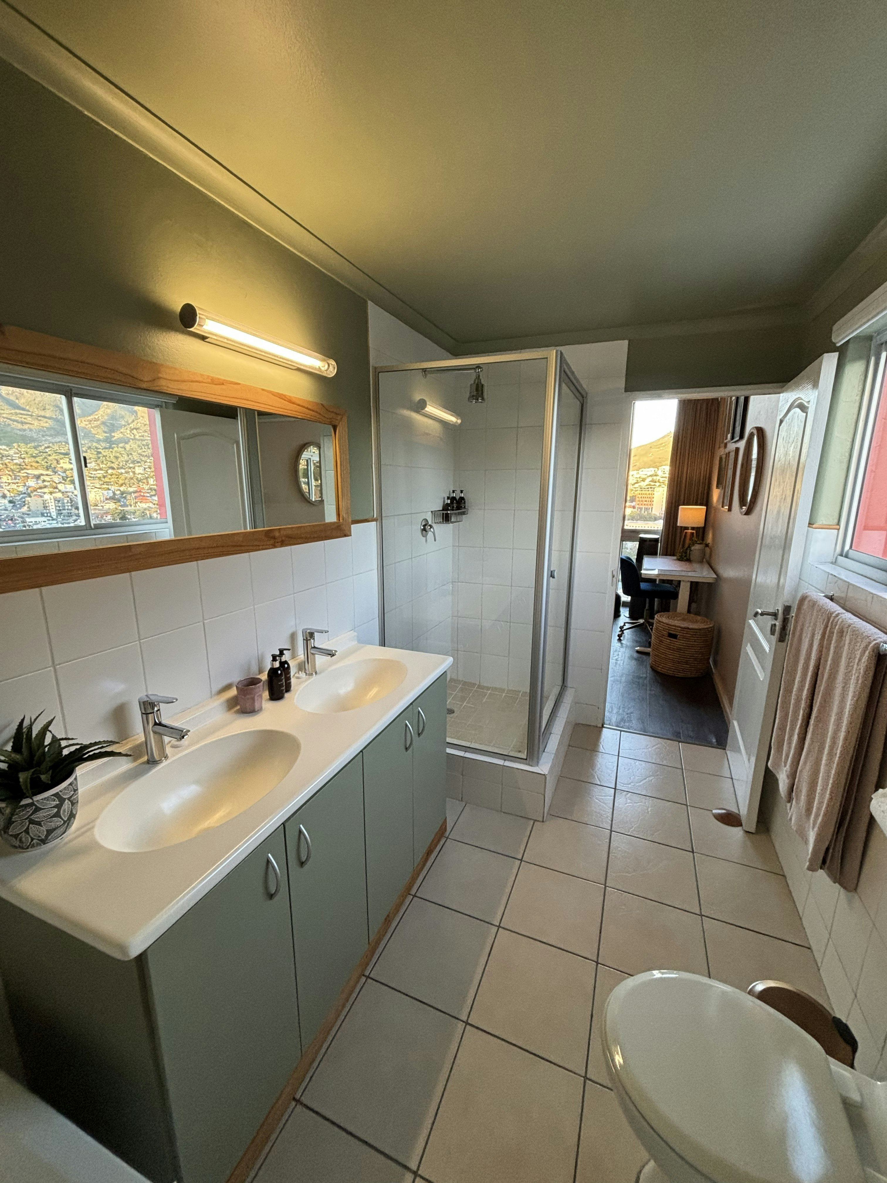 Luxury Top-Floor Retreat image no 44 of 82