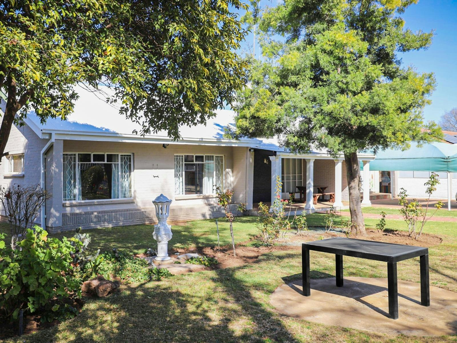 Modern Farm Stays 84 Bree Street image no 1 of 2