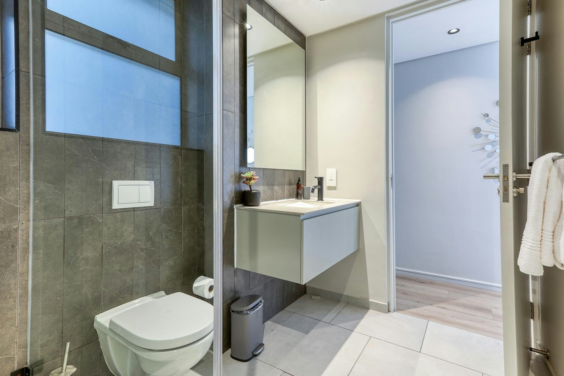 604 Luxury City View image no 12 of 16