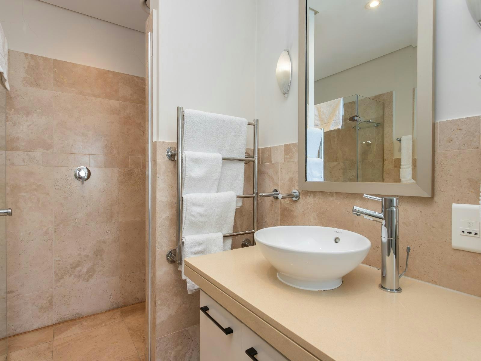 Mountain Marina - One Bedroom Premier 7 image no 5 of 13