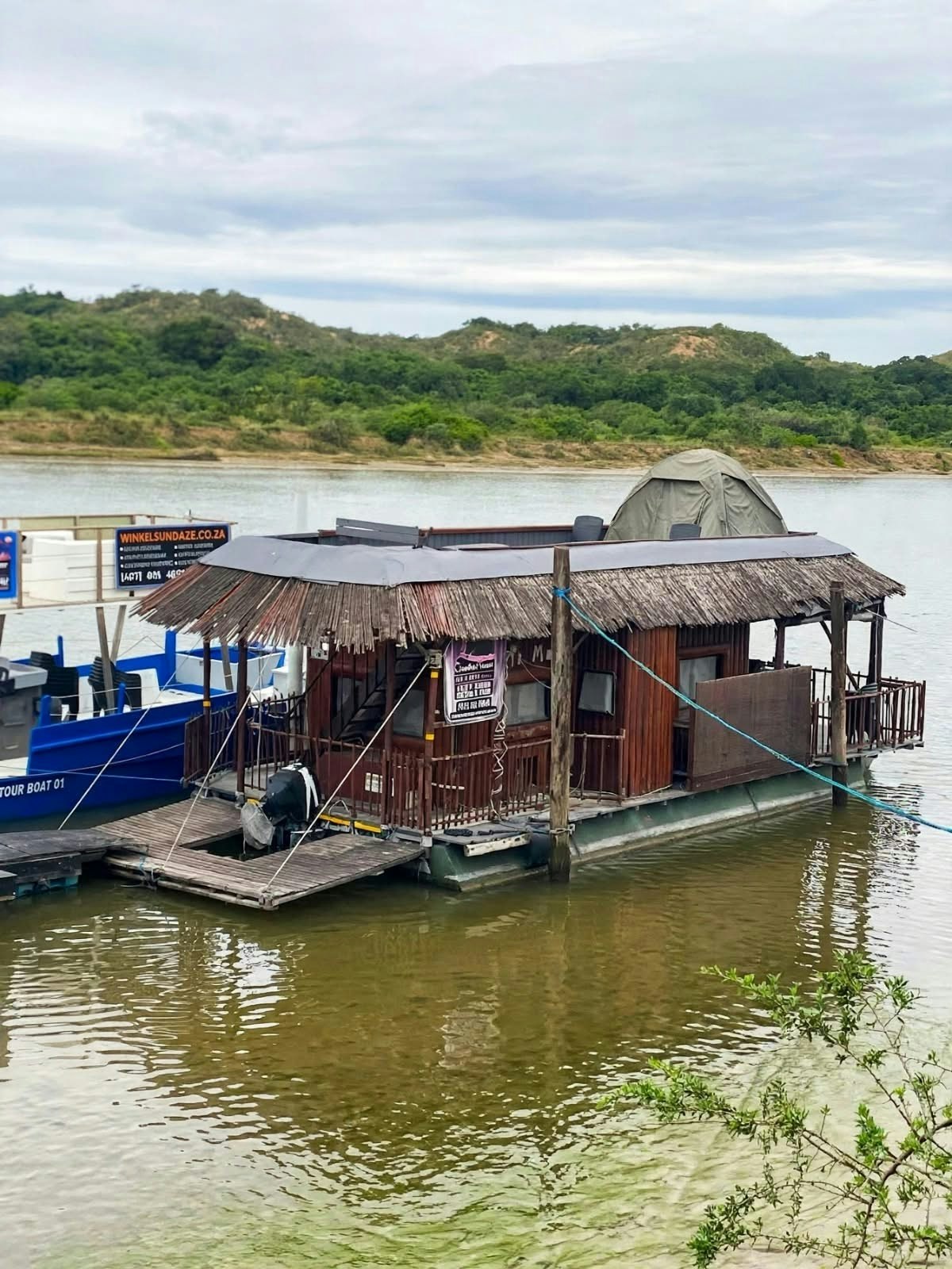 Maggie May House Boat image no 2 of 25