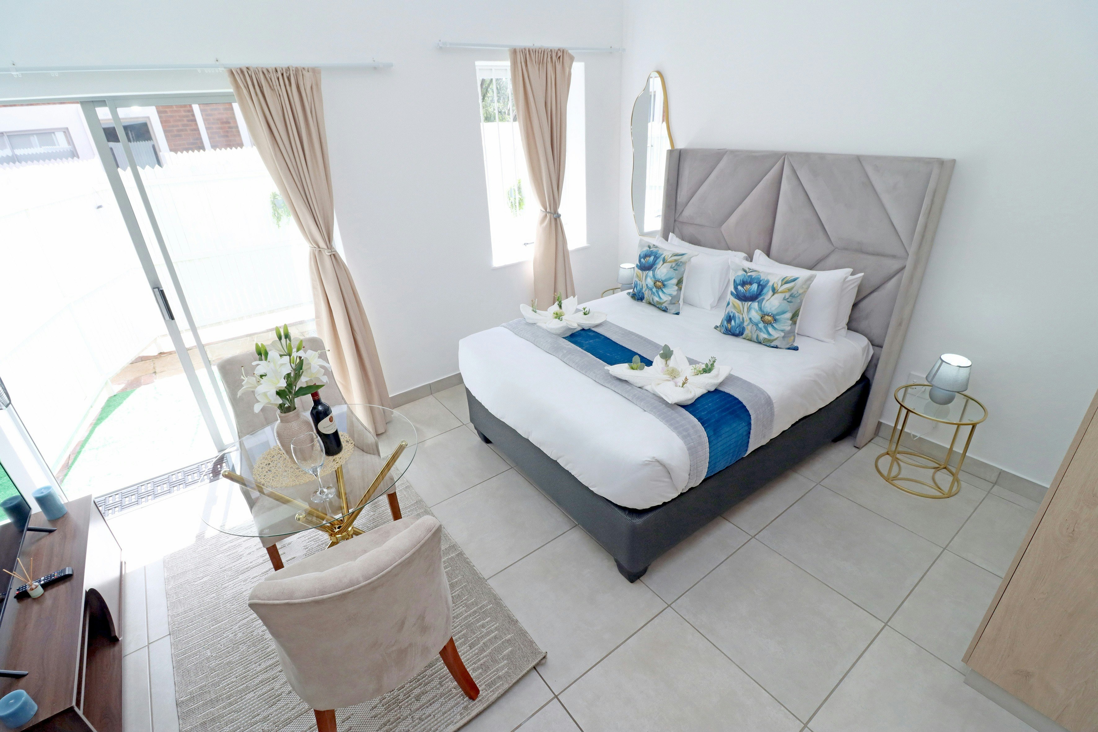 Elegant Studio in Illovo image no 4 of 38