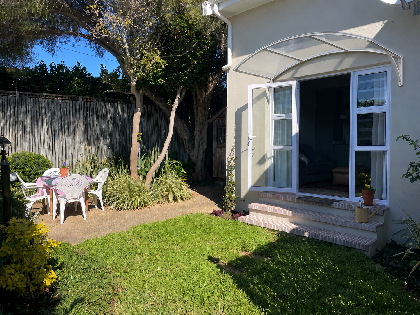 Elegant Garden Cottage in Upper Claremont image no 3 of 17