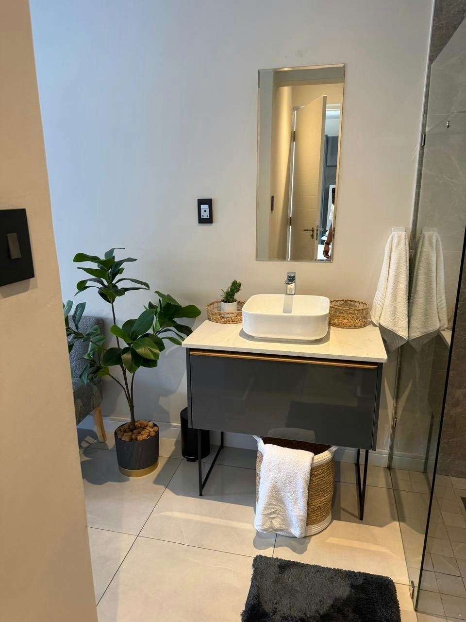 Luxurious Modern Apartment Near Rosebank & Sandton image no 13 of 16
