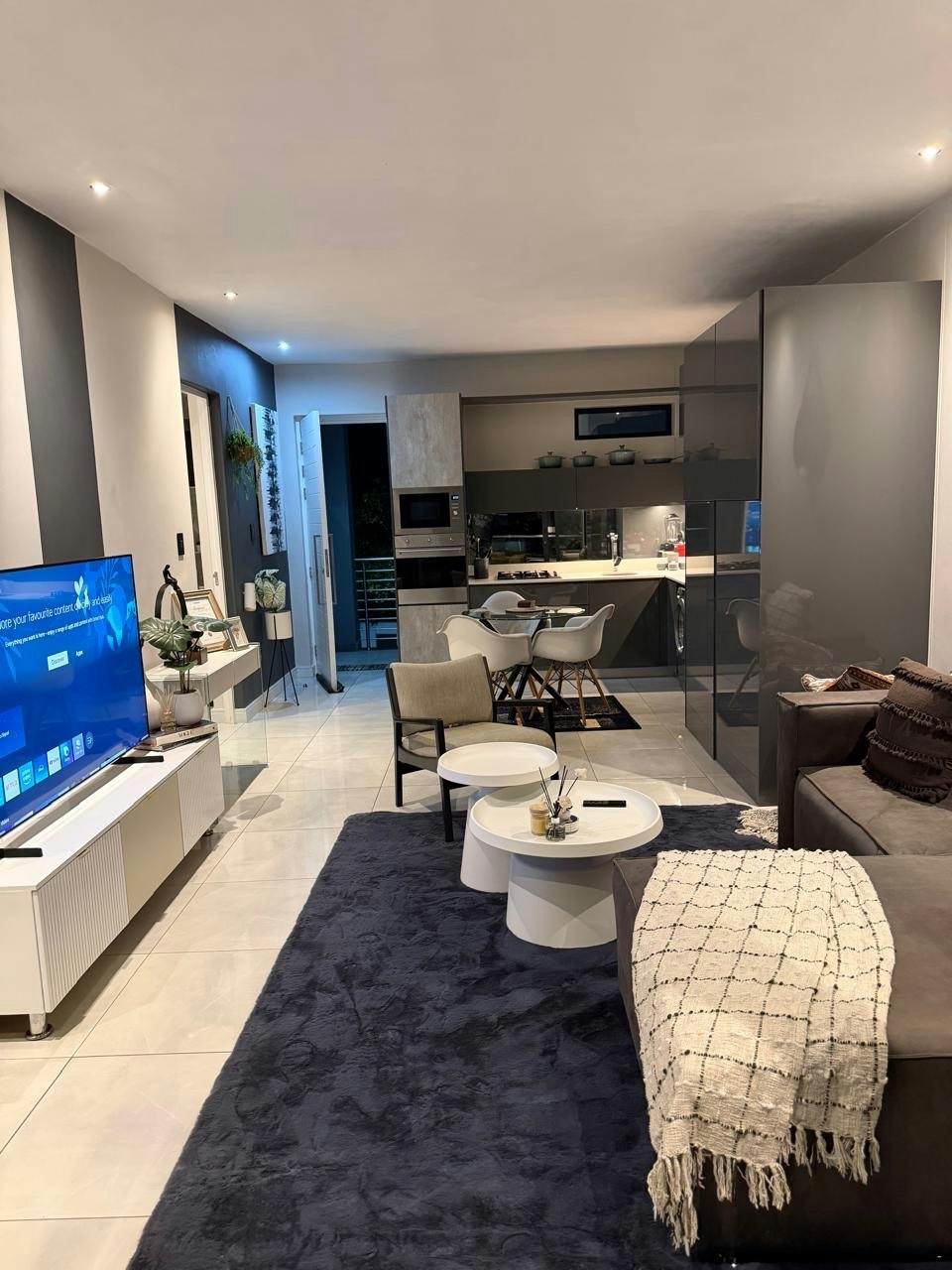 Luxurious Modern Apartment Near Rosebank & Sandton image no 1 of 16