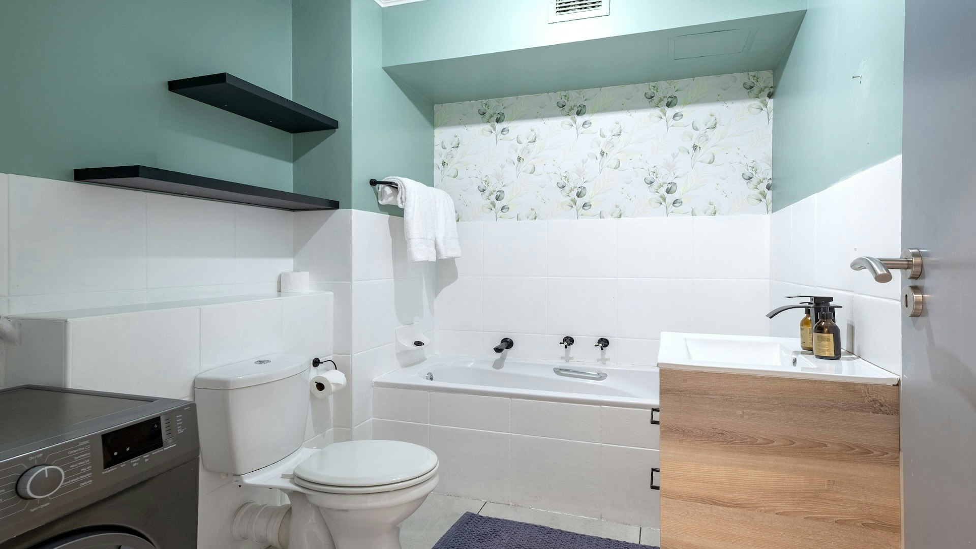 The Island Club 2 Bed Apartments image no 12 of 18