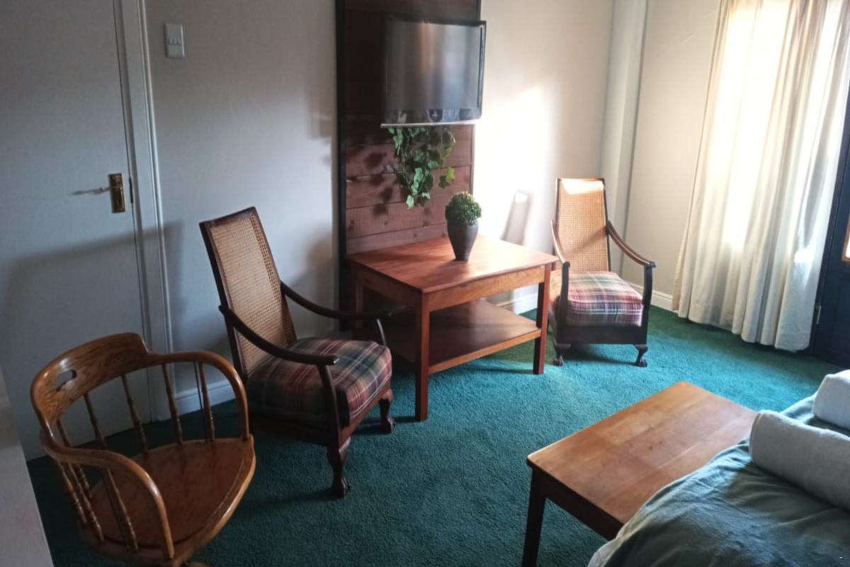 4 Guest Room image no 2 of 9