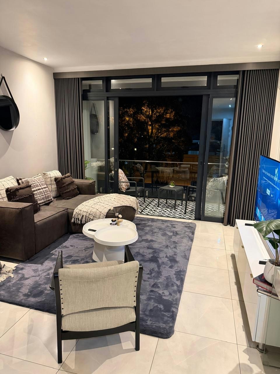Luxurious Modern Apartment Near Rosebank & Sandton image no 5 of 16