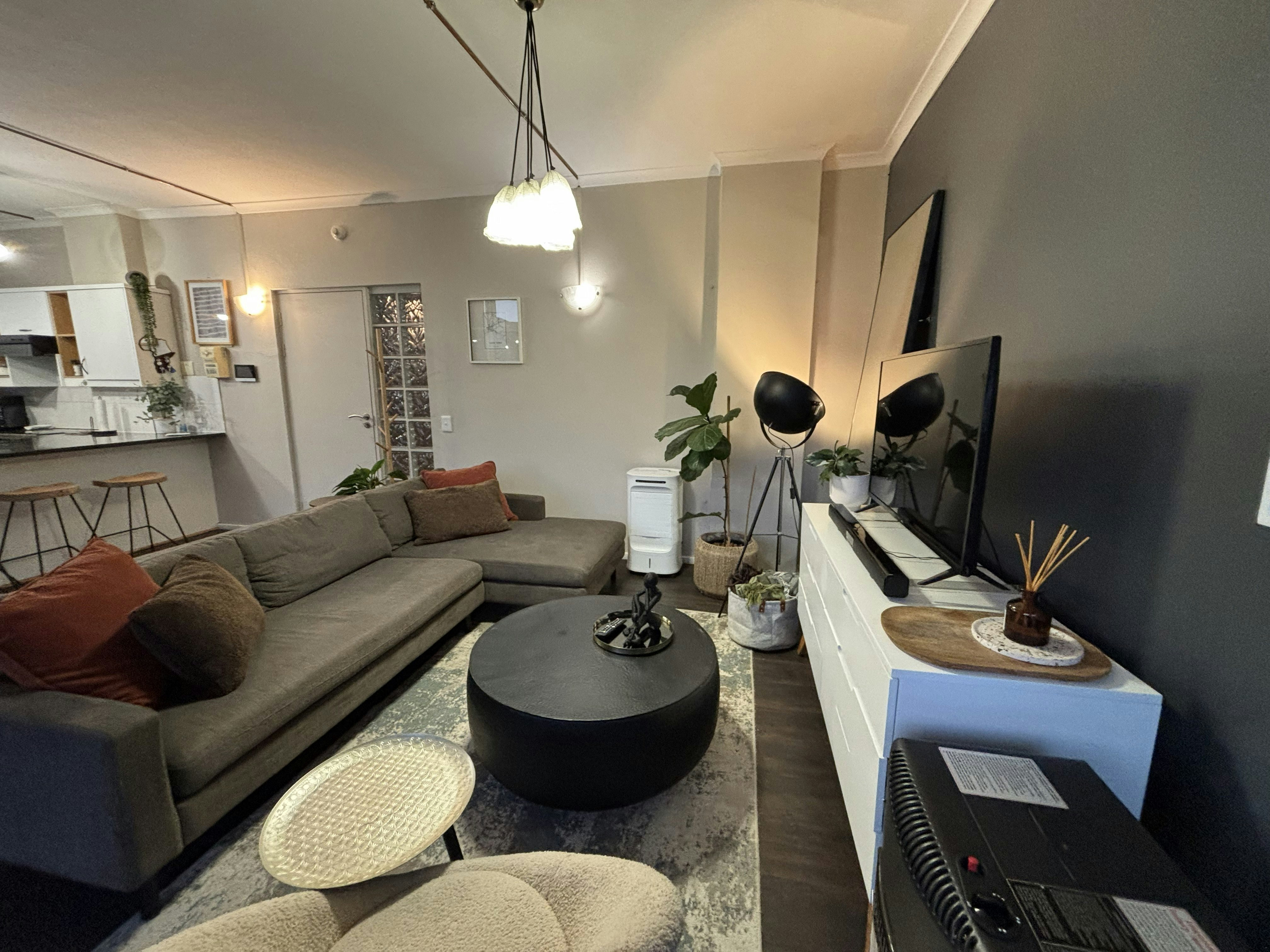 Luxury Top-Floor Retreat image no 9 of 82