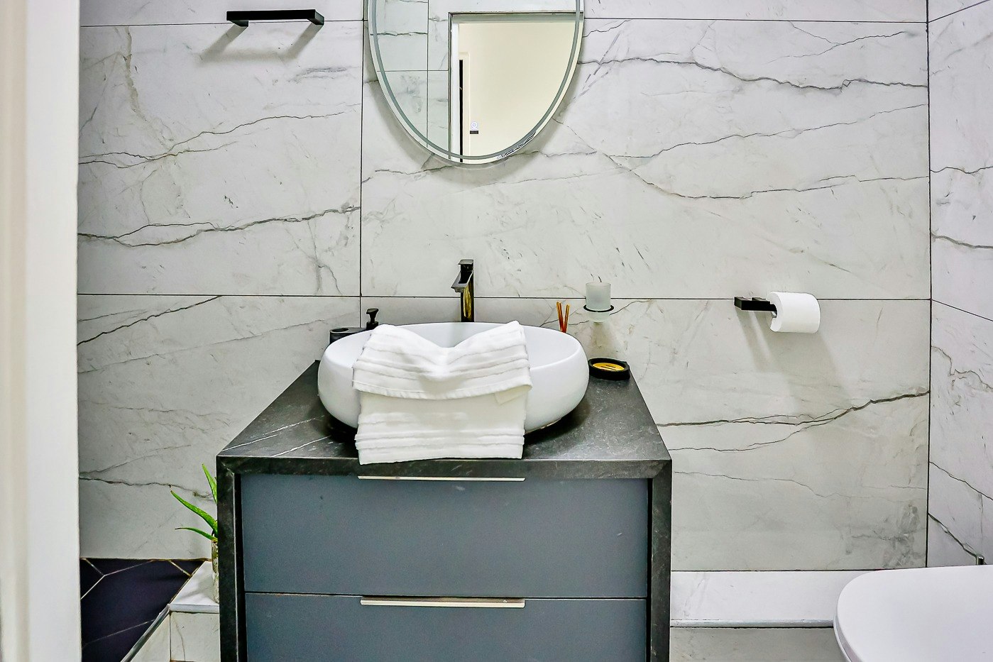 Stylish Sibaya Apartment | Pool & Inverter image no 26 of 31