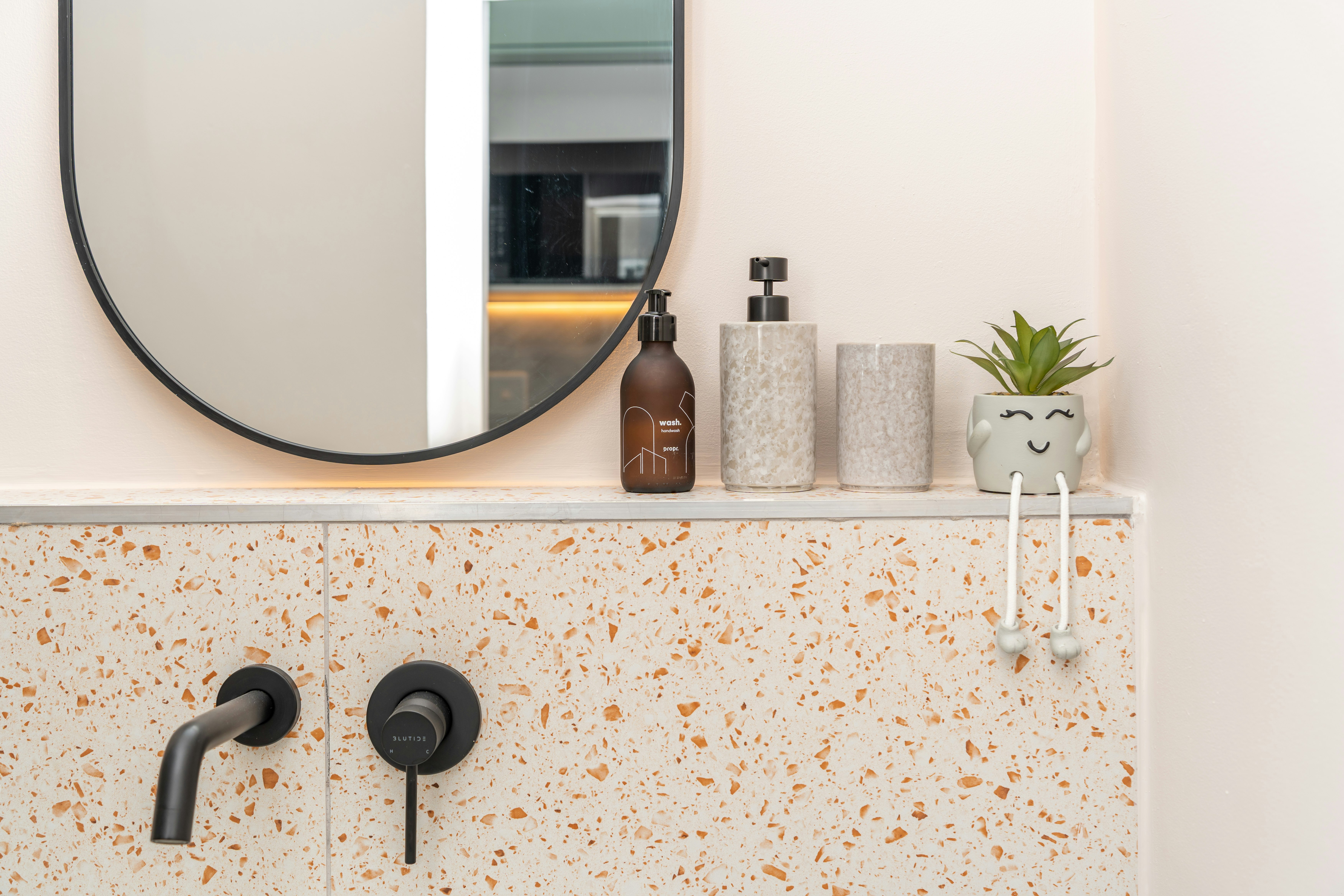 Charlie and the Chairman Apartment image no 17 of 27