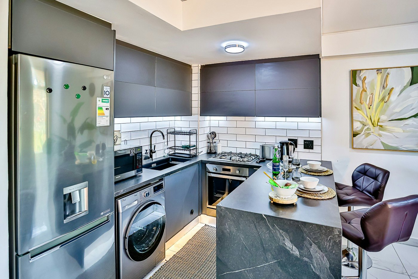 Stylish Sibaya Apartment | Pool & Inverter image no 13 of 31