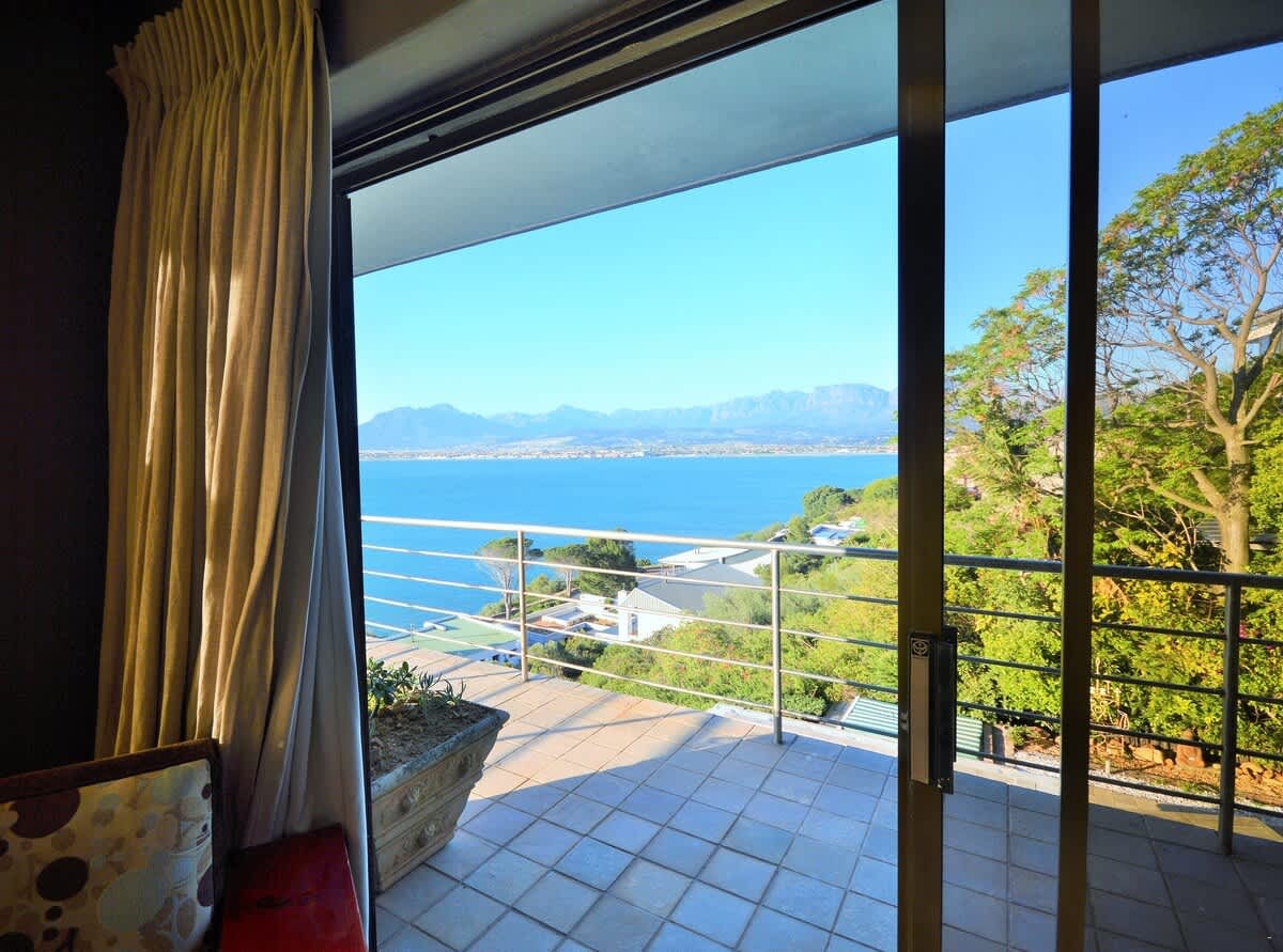 Gordon's Bay Villa with Sea and Mountain Views image no 34 of 38